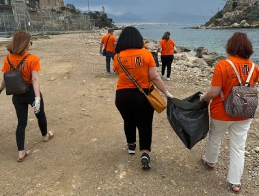 Το Social Innovation Piraeus έδωσε το «παρών» στον καθαρισμό της πλαζ «Βοτσαλάκια»