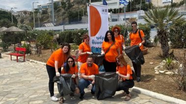 Το Social Innovation Piraeus έδωσε το «παρών» στον καθαρισμό της πλαζ «Βοτσαλάκια»